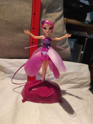 Muñeca hada voladora de segunda mano por 3 EUR en Navalmoral de la Mata en WALLAPOP