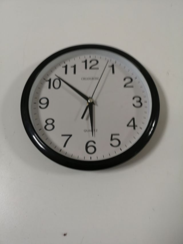 Orologio da parete bianco e nero