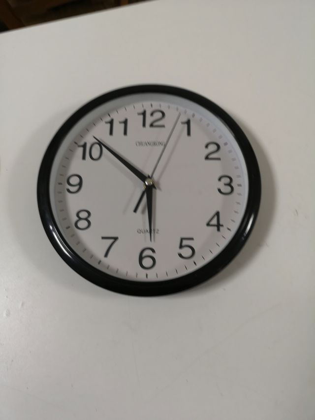 Orologio da parete bianco e nero