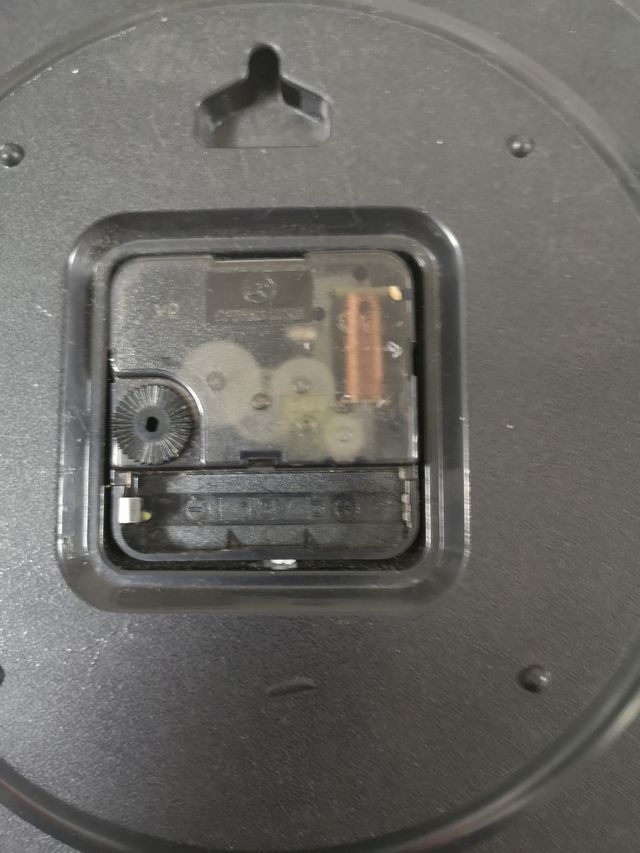 Orologio da parete bianco e nero