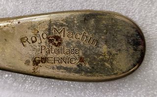 Caja antigua con material de etiquetado.