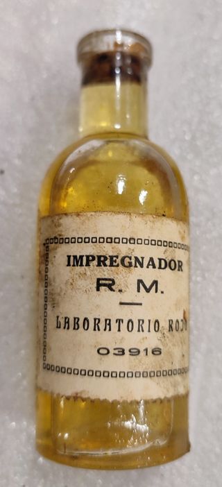 Caja antigua con material de etiquetado.