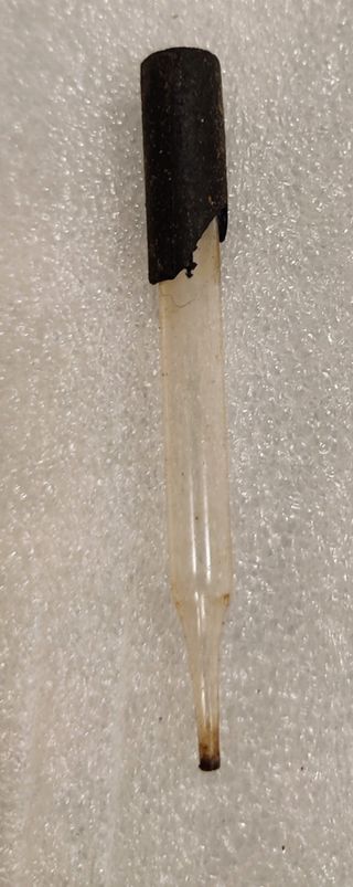 Caja antigua con material de etiquetado.