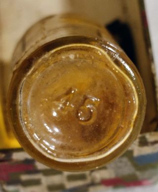 Caja antigua con material de etiquetado.