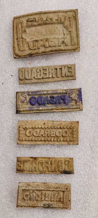 Caja antigua con material de etiquetado.