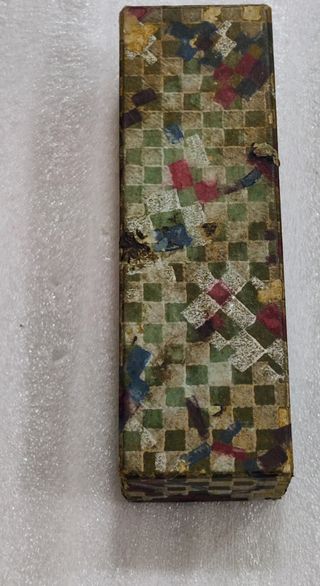 Caja antigua con material de etiquetado.