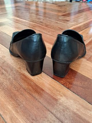Zapatos de piel auténtica, de Hispanitas.Talla 39