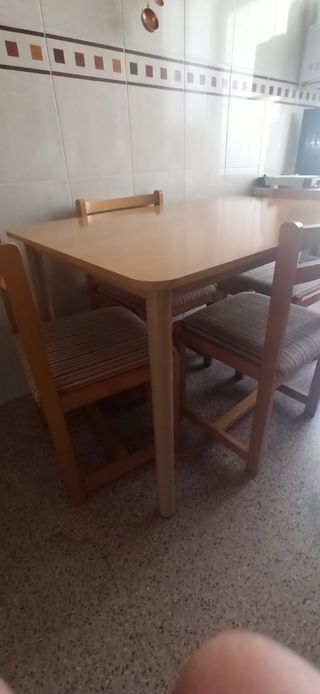 Mesa cocina y 4 sillas