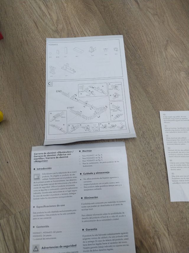 Carrera de domino con obstáculos