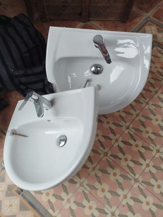 Lavabo con grifo