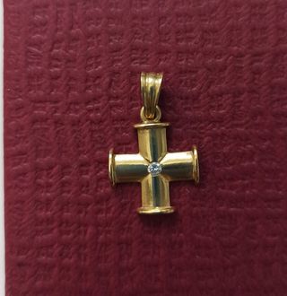 Cruz de oro macizo y brillante