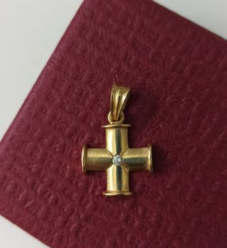 Cruz de oro macizo y brillante