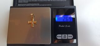 Cruz de oro macizo y brillante