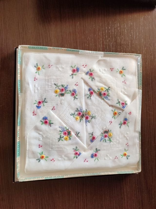 Caja de 6 pañuelos bordados.