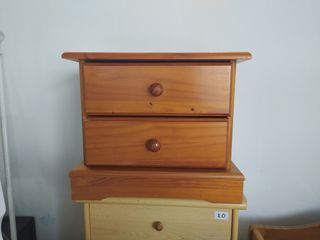 Mesita de noche de madera