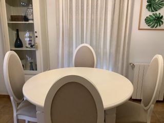 Mesa de comedor con cuatro sillas