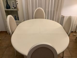 Mesa de comedor con cuatro sillas