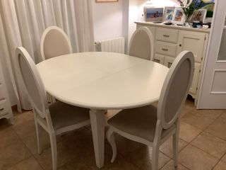 Mesa de comedor con cuatro sillas