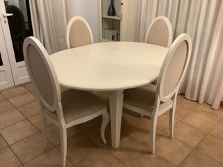 Mesa de comedor con cuatro sillas