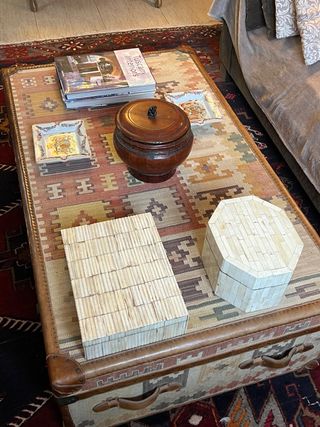 Mesa Centro Baul Vintage. Andres Martin Kilim