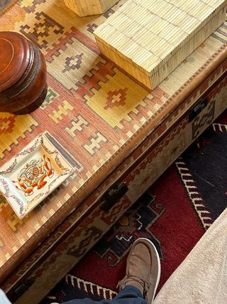 Mesa Centro Baul Vintage. Andres Martin Kilim