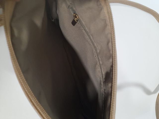 Precioso Bolso decorado beige con adornos colgado