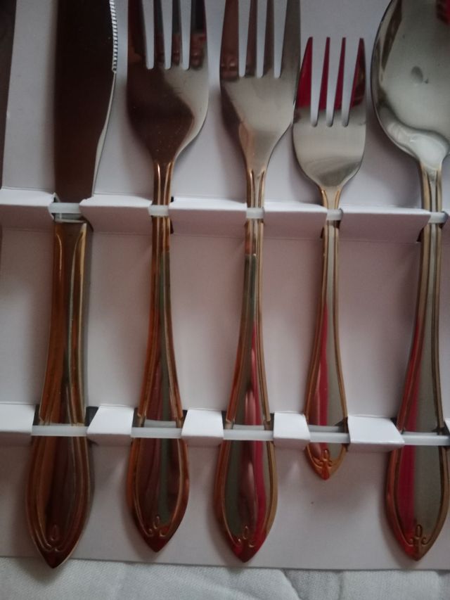 Cubiertos cón baño de oro en Los mangos