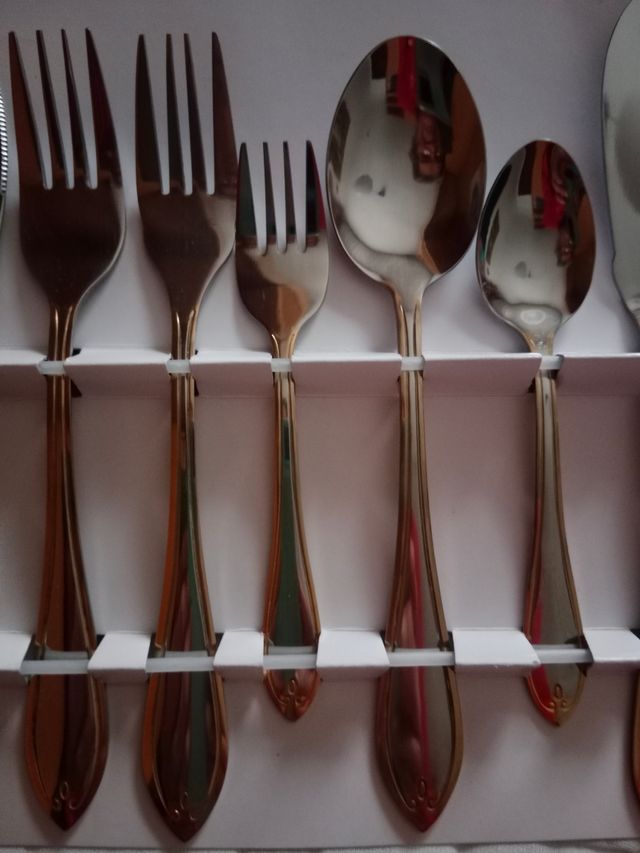 Cubiertos cón baño de oro en Los mangos