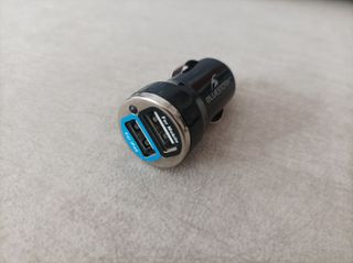 Cargador mechero coche teléfono móvil