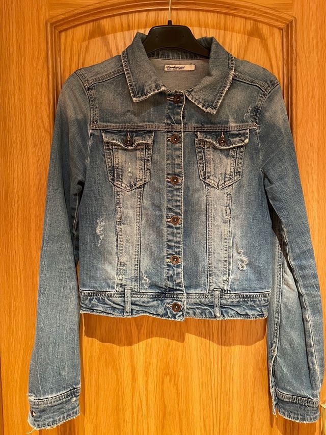 Cazadora vaquera efecto desgastado
