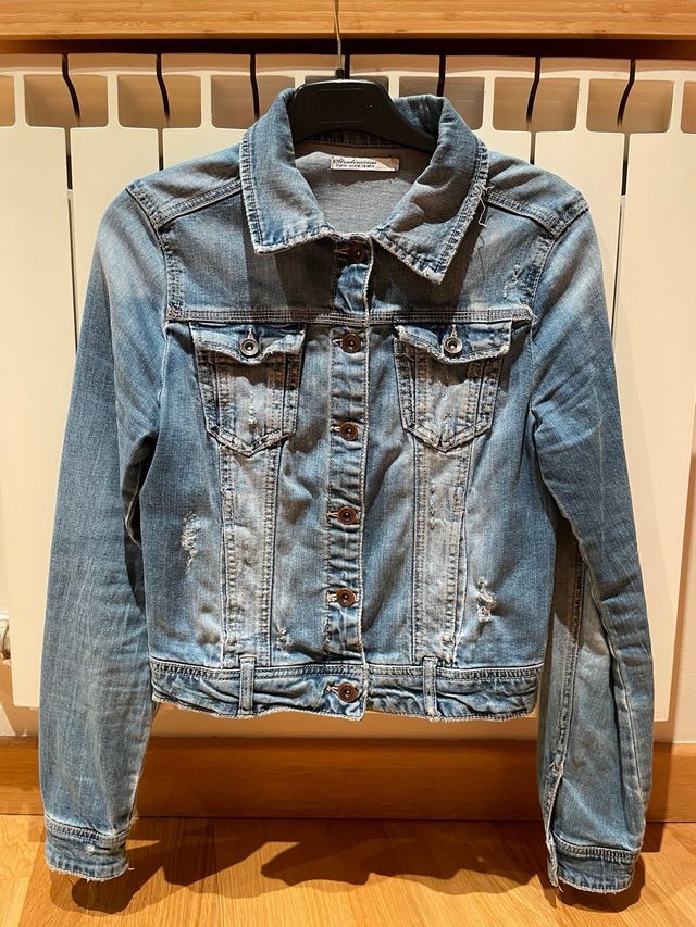 Cazadora vaquera efecto desgastado