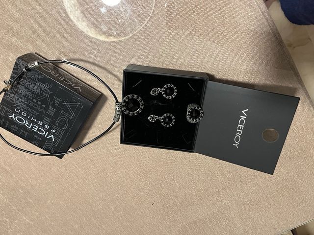 Conjunto Viceroy colgante, anillo y pendientes.