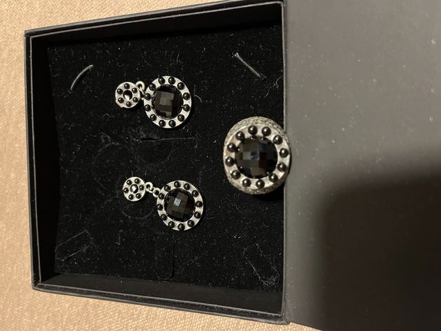 Conjunto Viceroy colgante, anillo y pendientes.