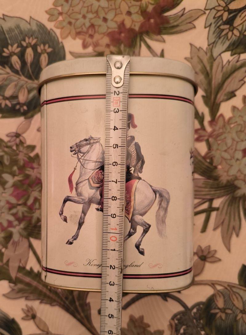 Caja metálica vintage Viuda de Solano de segunda mano por 12 EUR en Madrid  en WALLAPOP