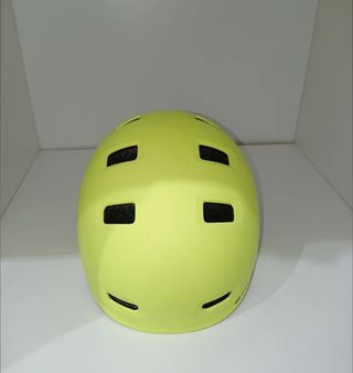 Casco bici patinete de alta visibilidad 