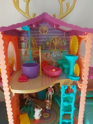 Casa echantimal + 2 muñecas y 3 mascotas