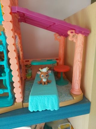Casa echantimal + 2 muñecas y 3 mascotas