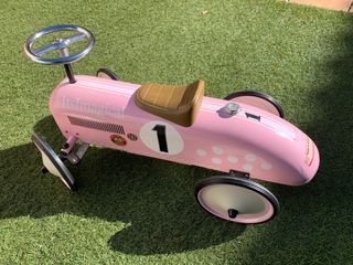 Coche antiguo correpasillos