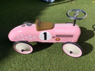 Coche antiguo correpasillos