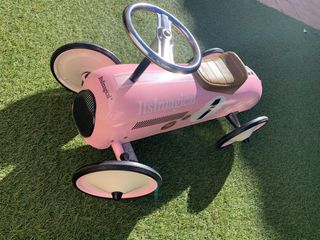 Coche antiguo correpasillos