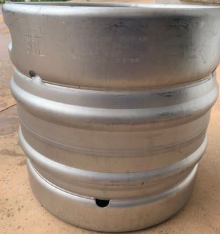 Barril de acero con grifo