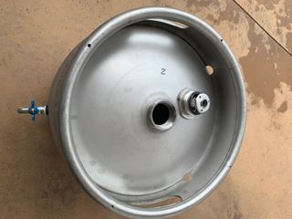 Barril de acero con grifo