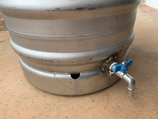 Barril de acero con grifo