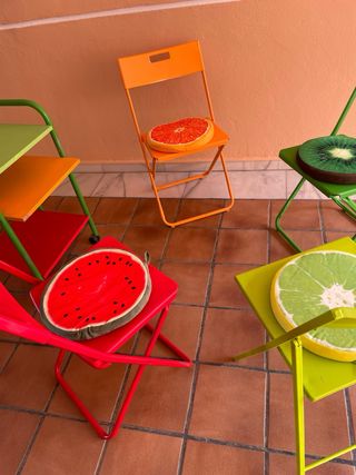 juego de sillas y aparador de terraza jardin