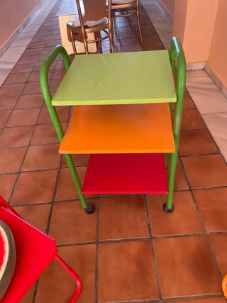 juego de sillas y aparador de terraza jardin