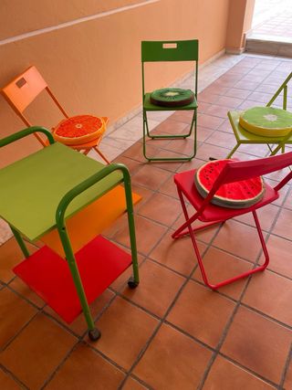 juego de sillas y aparador de terraza jardin