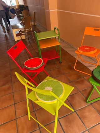 juego de sillas y aparador de terraza jardin