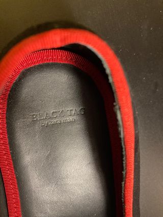 mocasines negros de ZARA con bordado dragon rojo