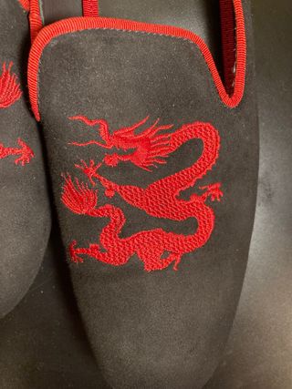 mocasines negros de ZARA con bordado dragon rojo