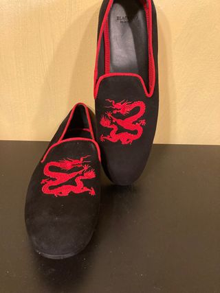 mocasines negros de ZARA con bordado dragon rojo